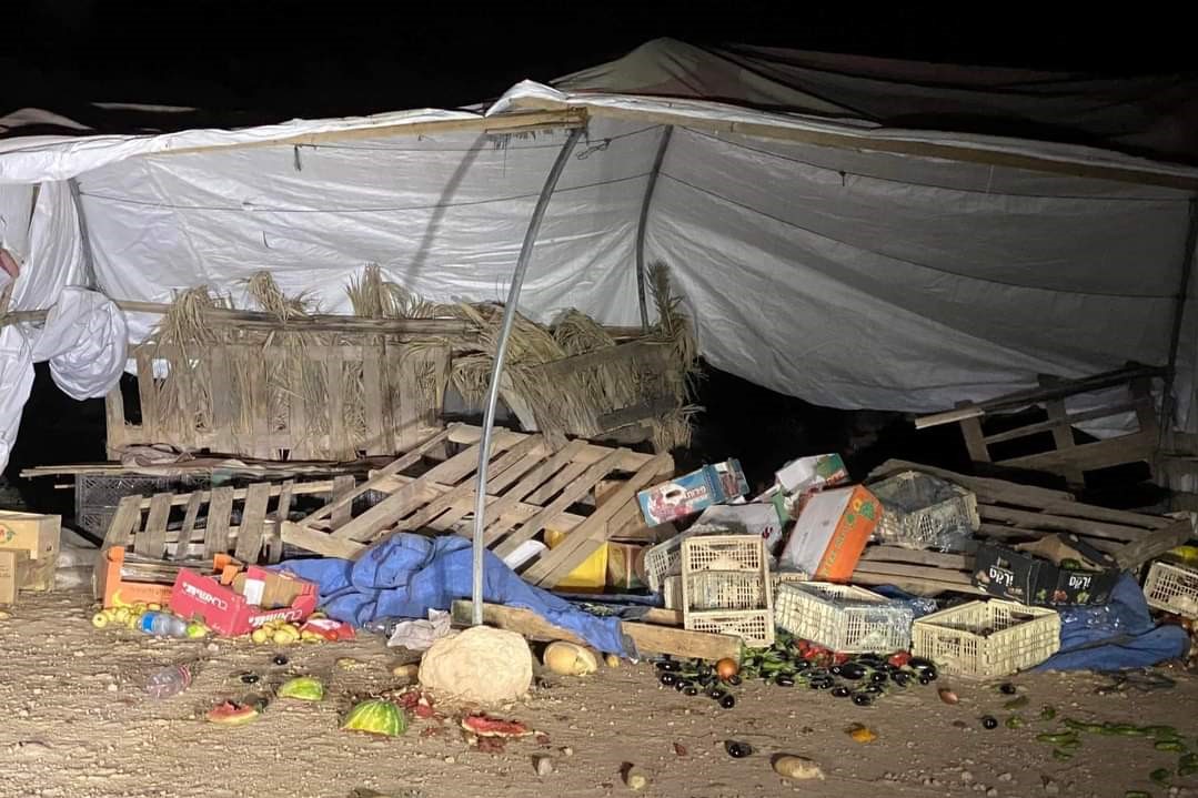 مستوطنون يدمرون بسطة خضار للمواطن شادي فقها عند مفترق قرية عين البيضا في الأغوار الشمالية